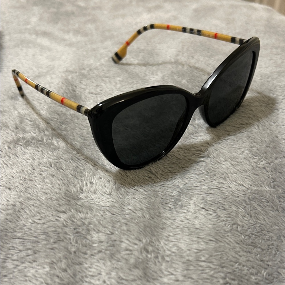 NIB Burberry Black Cat Eye Sunglasses BE4407 - Picture 6 of 9
